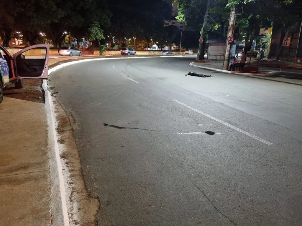 Em Goiânia, homem morre atropelado e motorista foge do local