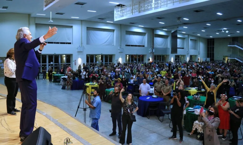 Governo de Goiás concede progressão salarial para profissionais da Educação