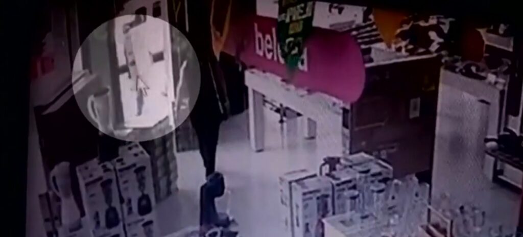 Vídeo: Em loja de Goiânia, três mulheres são filmadas furtando TVs