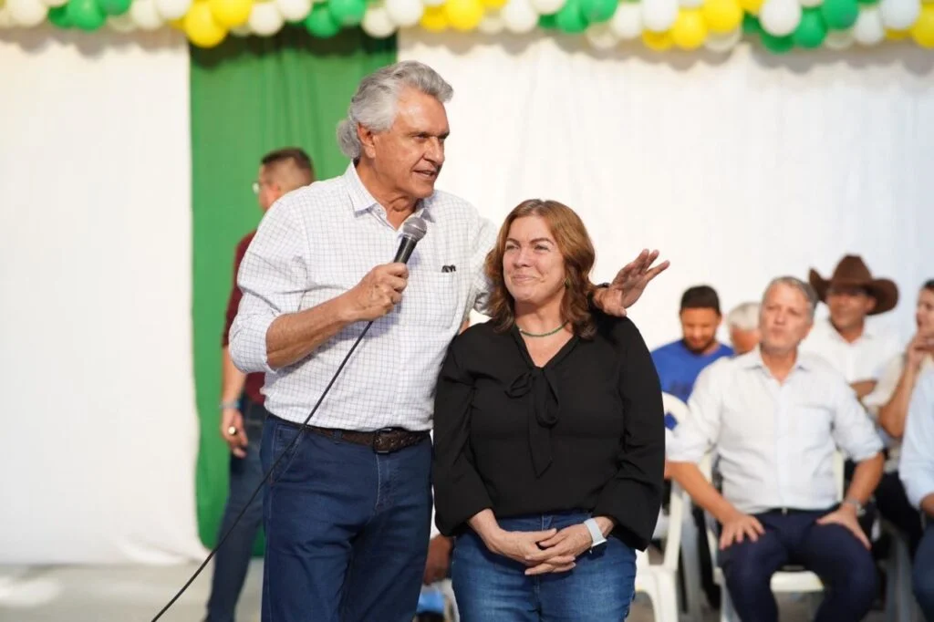 Governador Ronaldo Caiado e secretária da Educação, Fátima Gavioli: pagamento de diferenças salariais a servidores da Educação começou a ser feito ainda no início desta gestão, em 2019