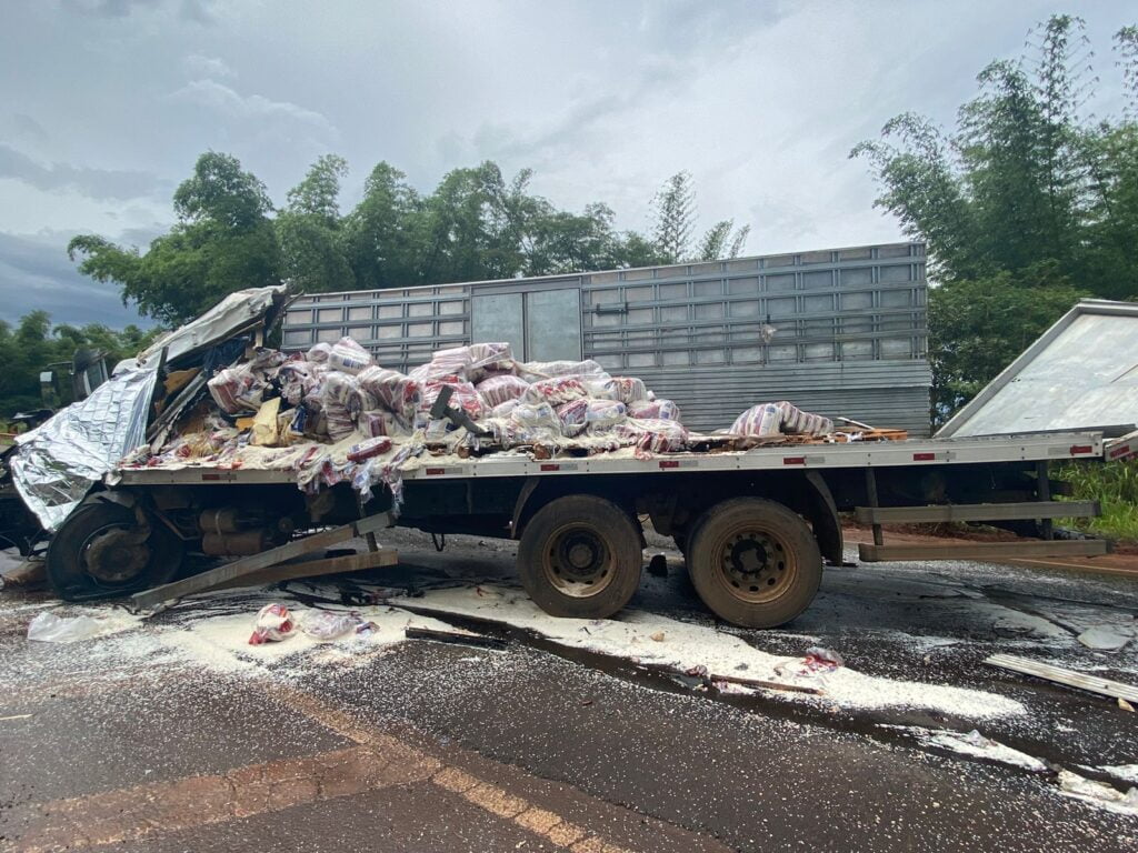 Em Bom Jesus de Goiás, caminhões colidem e acidente deixa vítima fatal