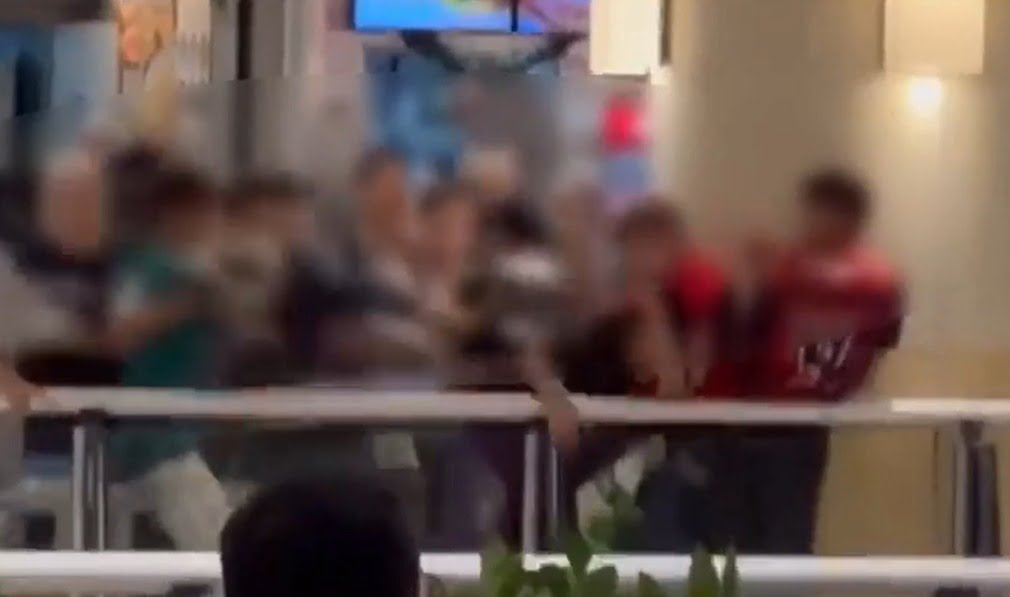 Vídeo: Jovens entram em briga generalizada em shopping de Aparecida