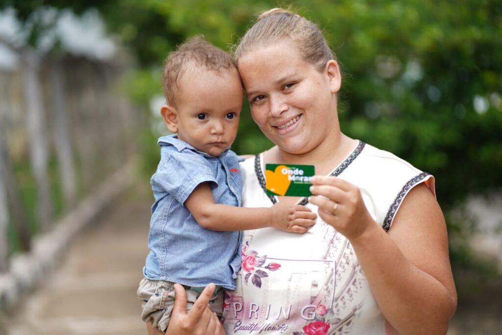 Governo de Goiás entrega cartões do Aluguel Social em Jussara e Caldas Novas
