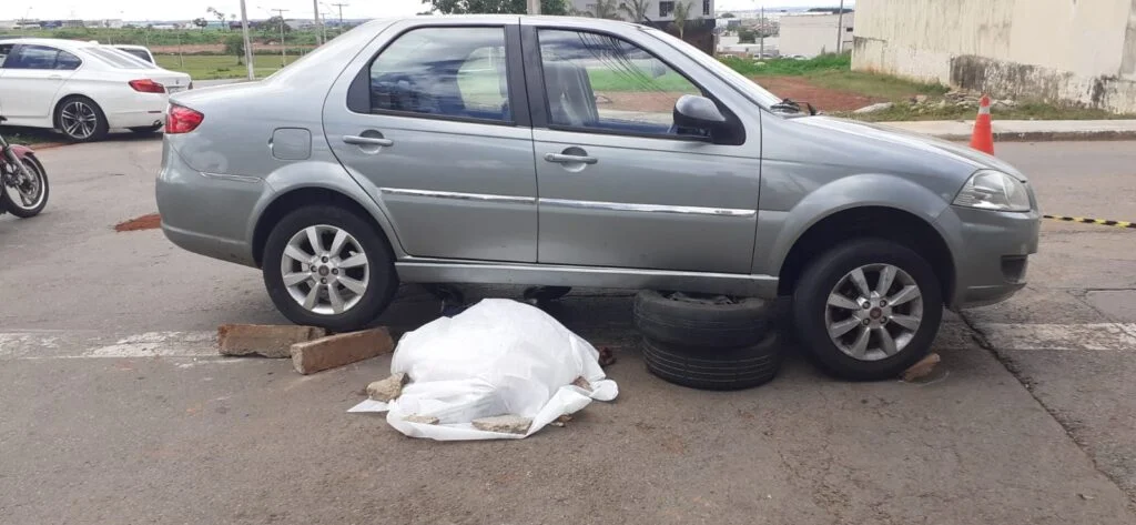 Motociclista morre após ser arrastado por carro em Goiânia