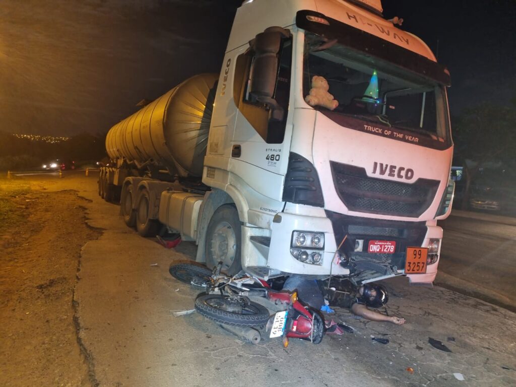 Motociclista morre após bater contra caminhão em Goiânia