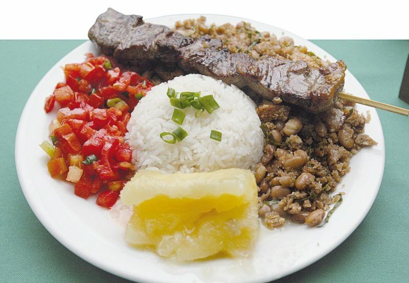 A jantinha, prato típico goianiense que reúne arroz branco, feijão tropeiro, mandioca, vinagrete e espetinho, foi declarada Patrimônio Cultural Imaterial de Goiânia