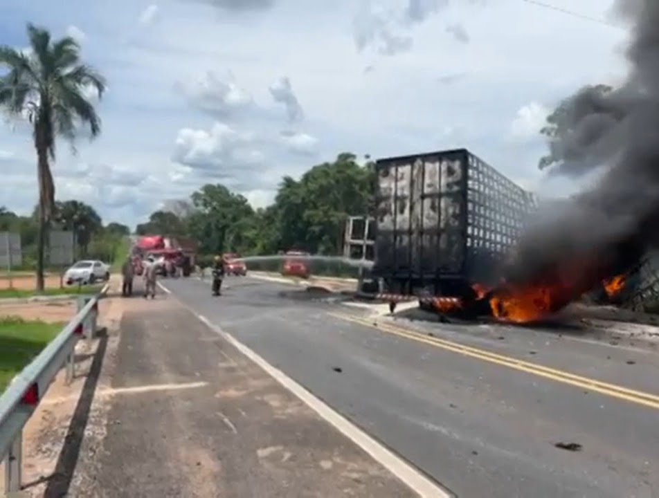 Vídeo: Motorista morre após colisão entre caminhões, que pegaram fogo na BR-153