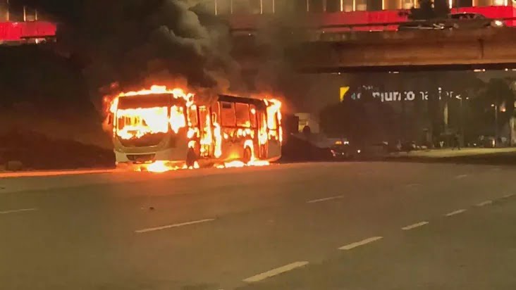 Bolsonaristas queimam carros e ônibus em protestos antidemocraticos em Brasília