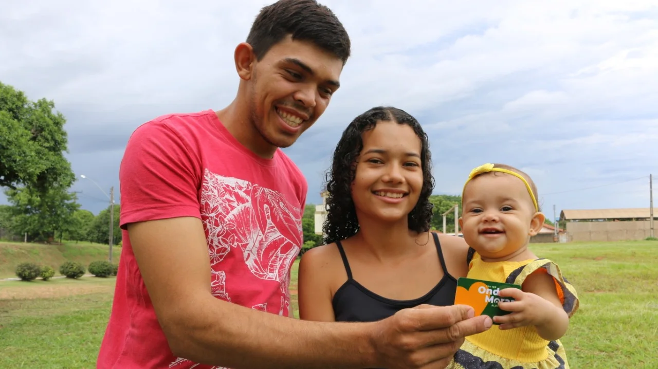 Família de Samuel, Sarah e a pequena Helena receberam o benefício, na semana passada