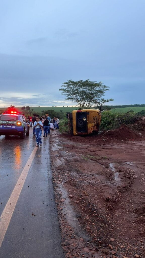 Em Paranaiguara, ônibus escolar capota e 12 estudantes ficam feridos
