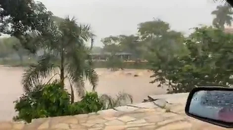 Temporal alaga Pirenópolis e arrasta ponte na cidade