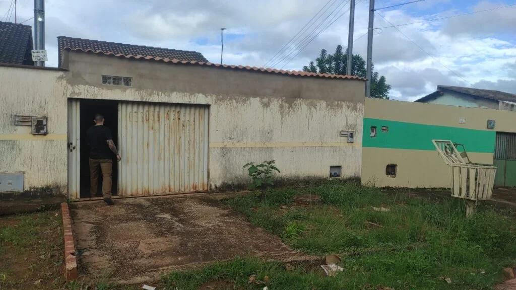 Jovem em cárcere privado é resgatada após jogar bilhete por cima do muro