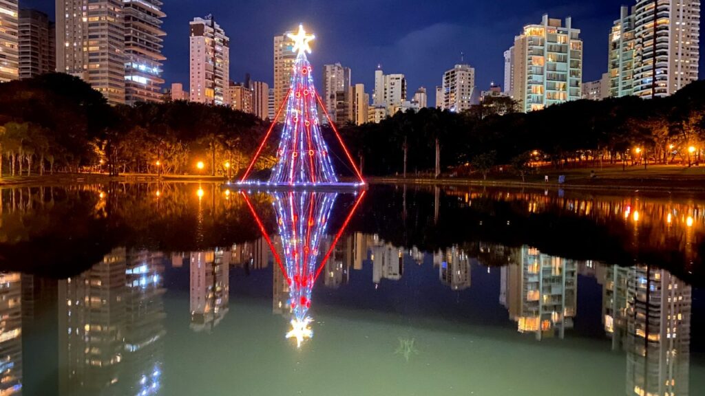 Decoração de Natal em Goiânia conta com 1 milhão de mini lâmpadas de LED: trabalho foi executado pela Comurg em 19 locais da Capital