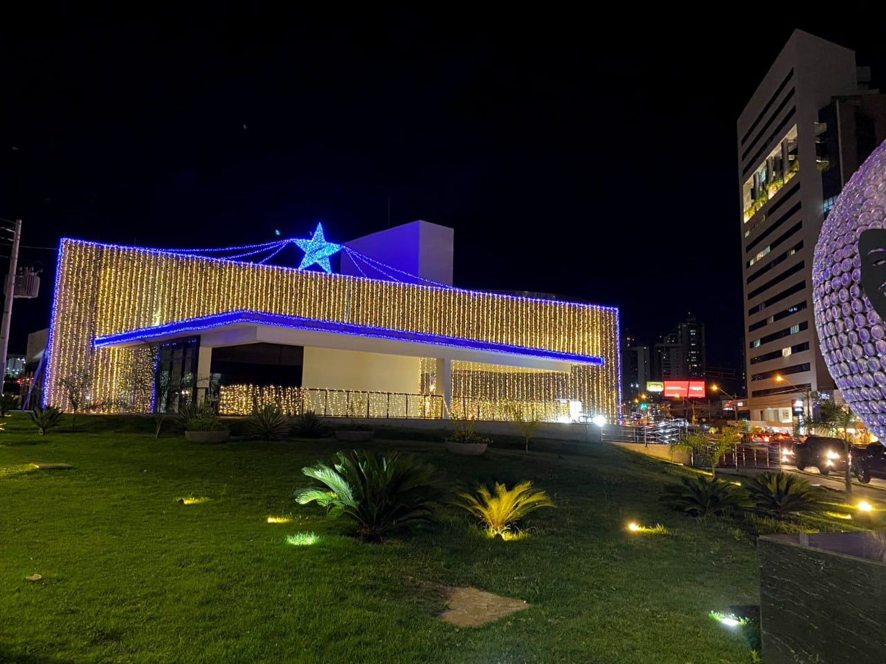 Decoração de Natal em Goiânia conta com 1 milhão de mini lâmpadas de LED: trabalho foi executado pela Comurg em 19 locais da Capital (Fotos: Luciano Magalhães/ Comurg)