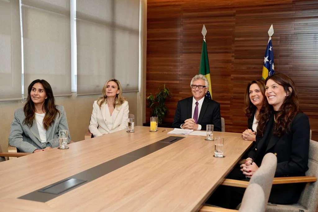 Governador Ronaldo Caiado participa remotamente de cerimônia de diplomação, ladeado pela esposa Gracinha Caiado (direita) e pela médica Ludhmila Hajjar (esquerda). Nas extremidades, as filhas Marcela e Maria Caiado