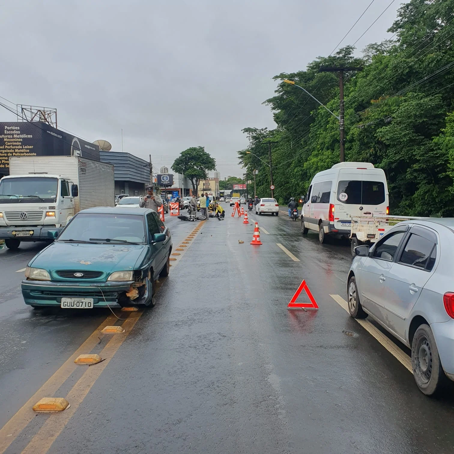 Acidente entre carro e moto deixa motociclista ferido na Alameda Contorno, em Goiânia