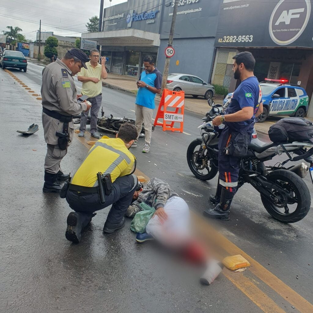 Acidente entre carro e moto deixa motociclista ferido na Alameda Contorno, em Goiânia