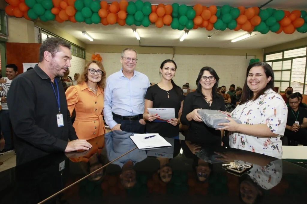 Colaboradores das Escolas do Futuro de Goiás e da Orquestra Filarmônica de Goiás recebem vale-alimentação com crédito retroativo a setembro