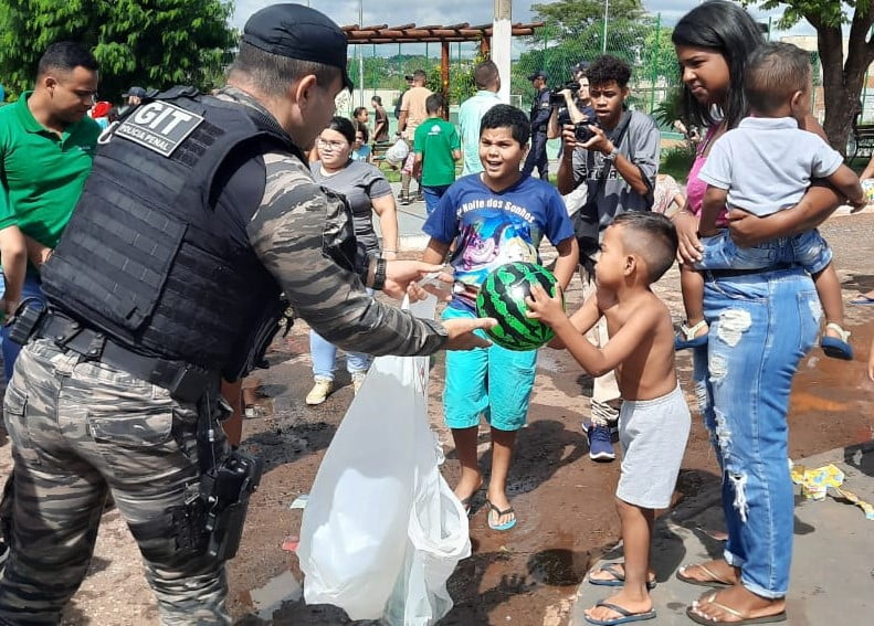 Crianças recebem brinquedos de policiais penais durante ações de solidariedade