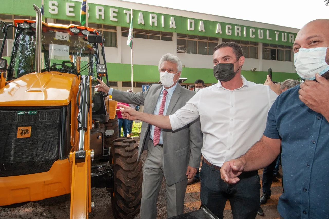 Governador Ronaldo Caiado, secretário Tiago Mendonça e prefeito de Flores de Goiás, Altran Avelar, em uma das entregas do Mecaniza Campo: “Agradeço em nome de toda a comunidade”, diz gestor municipal