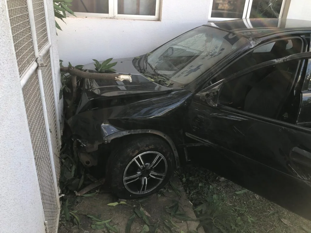 Motorista bêbado invade posto de saúde e se choca contra parede