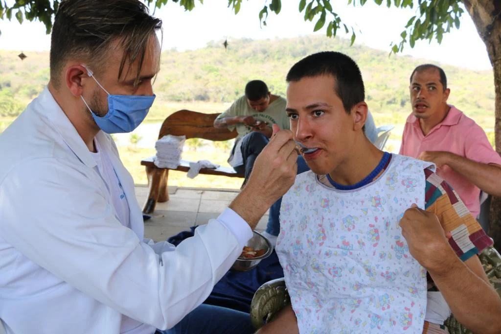 Governo de Goiás abre chamamento para Auxílio Nutricional, Água e Energia: repasses beneficiam diariamente crianças, adolescentes, idosos, dependentes de substâncias psicoativas, doentes crônicos, vítimas de queimaduras, entre outros