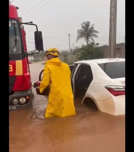 Vídeo: Bombeiros resgatam bebê de 7 meses em rua alagada