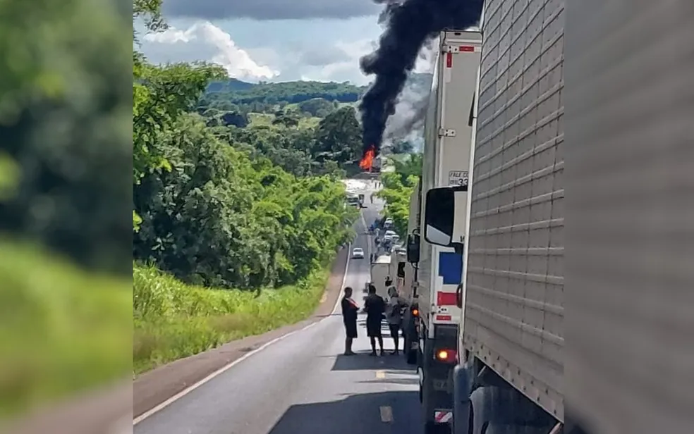 Acidente com três caminhões causa incêndio e mata uma pessoa na BR-364