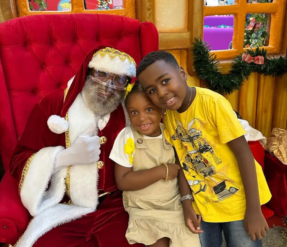 Menino se emociona com Papai Noel negro em shopping de Salvador