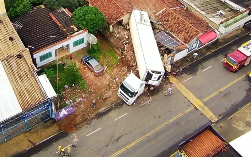 Caminhão desgovernado invade e destrói duas casas em Bela Vista