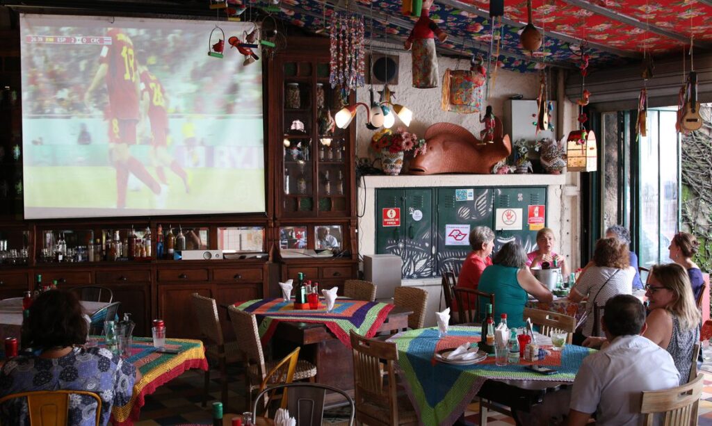 Com Brasil fora da Copa, bares podem ter queda de 50% no faturamento previsto