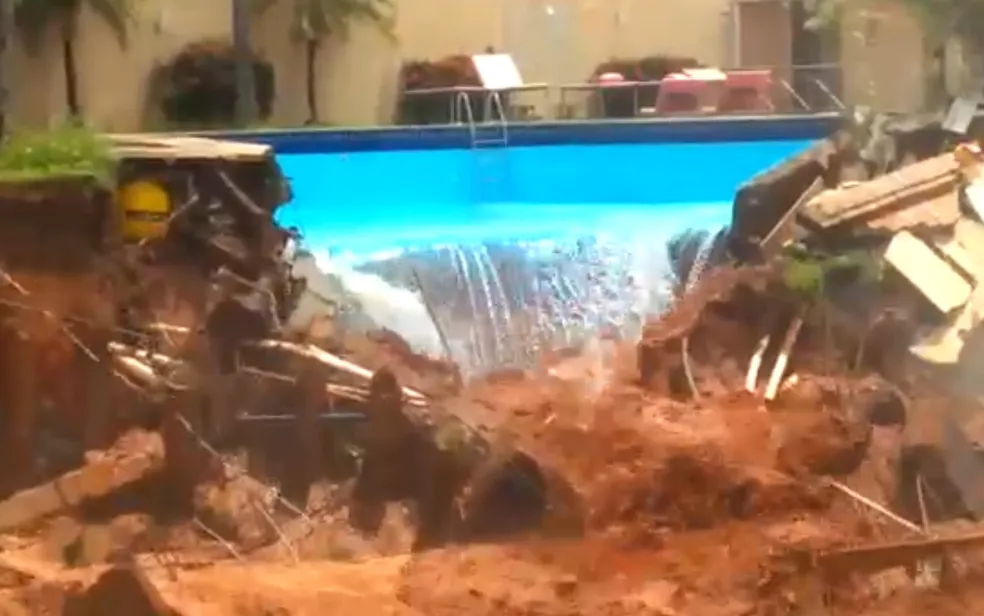 Muro e piscina de clínica são destruídos após barreira de obra ceder, em Goiânia