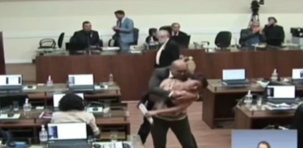 Vídeo: Vereadora é vítima de assédio durante sessão em Florianópolis