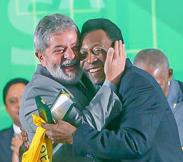 Lula chega à Vila Belmiro para comparecer ao velório de Pelé