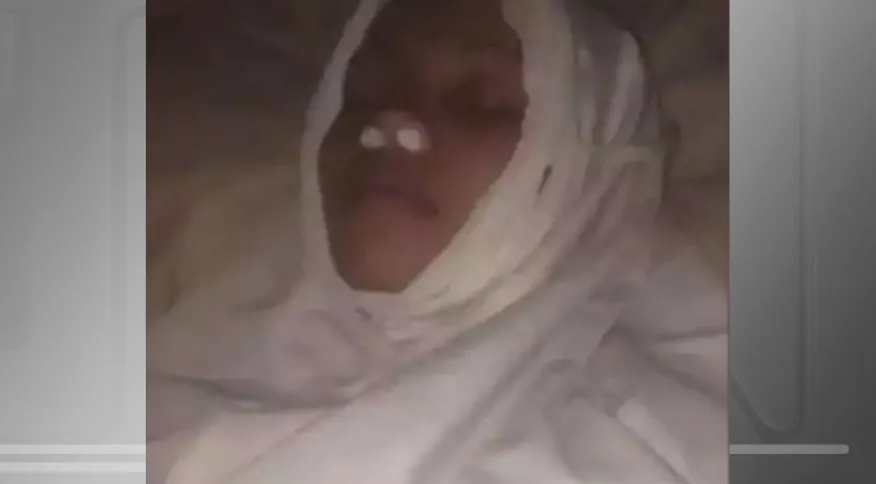 Suspeita fez a própria filha compartilhar fotos dela em um suposto caixão. Caso ocorreu na Indonésia
