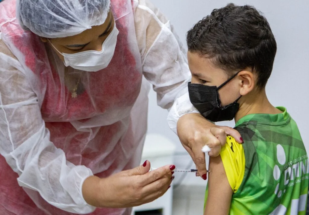 Goiânia aplica Coronavac para segunda dose de pessoas a partir de 3 anos