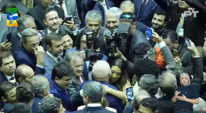 Depois de abraçar Lula na posse, bolsonarista Flávia Arruda deixa o PL