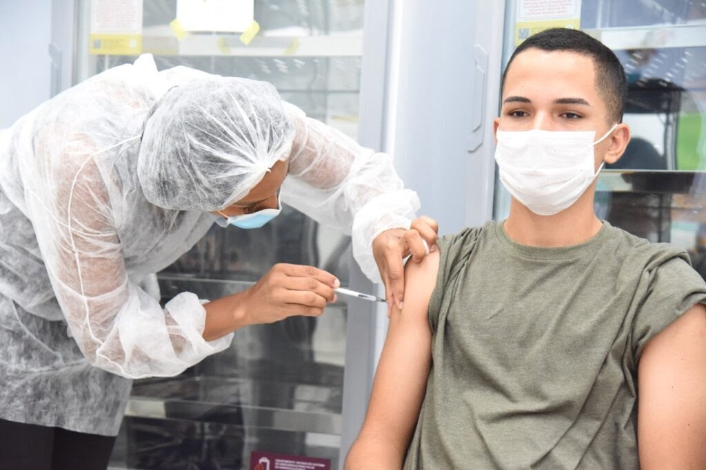 Goiás amplia vacinação com bivalente para maiores de 18 anos
