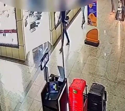 Câmeras flagram dois homens entrando em joalheria roubada em Goiânia