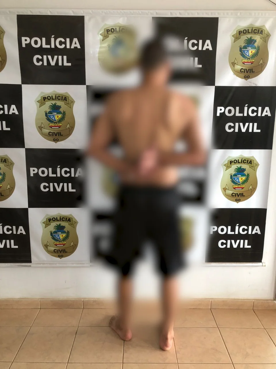 Homem é preso suspeito de agredir ex-namorada com cabo de rodo, em Aparecida