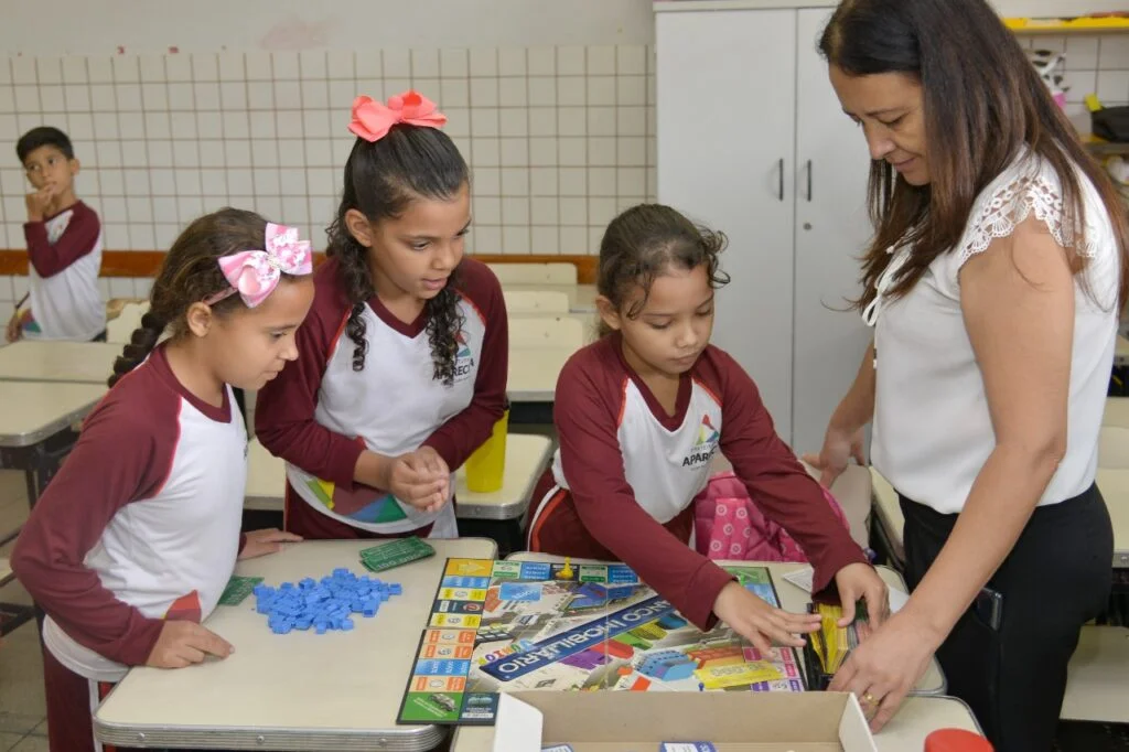 Alunos da rede municipal de Aparecida voltam às aulas nesta quinta, 19