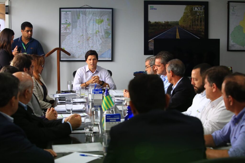 Nesta segunda-feira, 23, ele participou de reunião na sede da Goinfra, onde se inteirou do projeto que prevê a implantação de ramais ferroviários em regiões produtoras de grãos e minérios( Fotos: Wildes Barbosa (Goinfra) e André Costa (Secretaria de Economia)