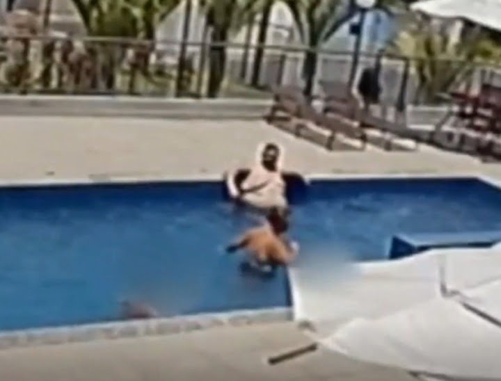 Mulher tenta afogar criança em piscina; mãe leva soco ao tirar satisfações