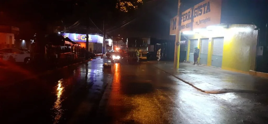 Motociclista bate na traseira de carreta estacionada e morre em Goiânia