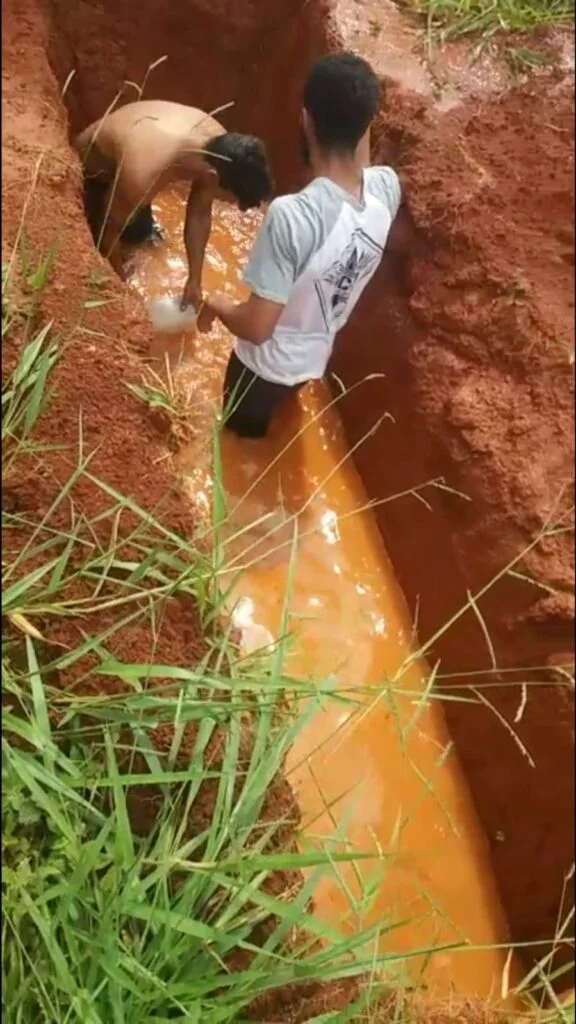 Em cemitério de Anicuns, moradores retiram água das covas