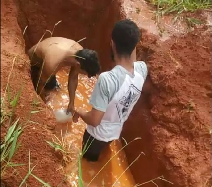 Em cemitério de Anicuns, moradores retiram água das covas