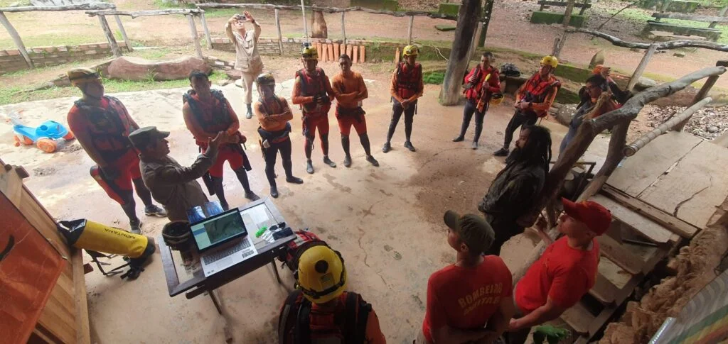 Com câmeras térmicas, bombeiros retomam buscas por turista desaparecido