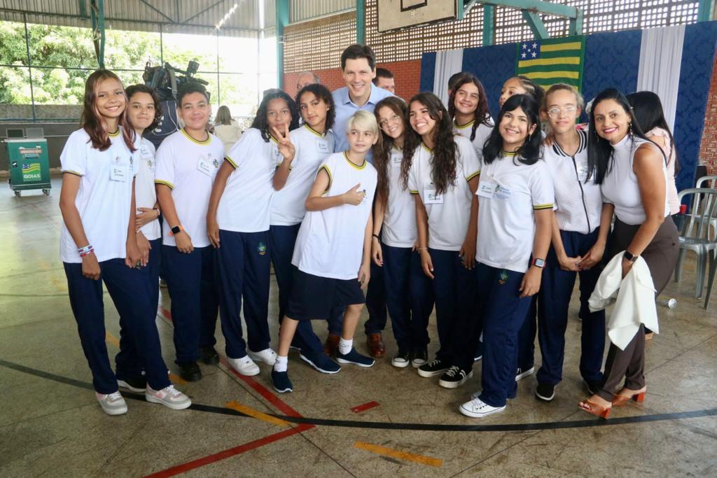 Vice-governador Daniel Vilela entrega uniformes, material escolar e Chromebooks a alunos do Centro de Ensino em Período Integral Maria Rosilda Rodrigues, em Aparecida de Goiânia