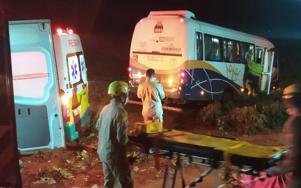 Ônibus que transportava pacientes de Formoso deixa 16 feridos em Uruaçu