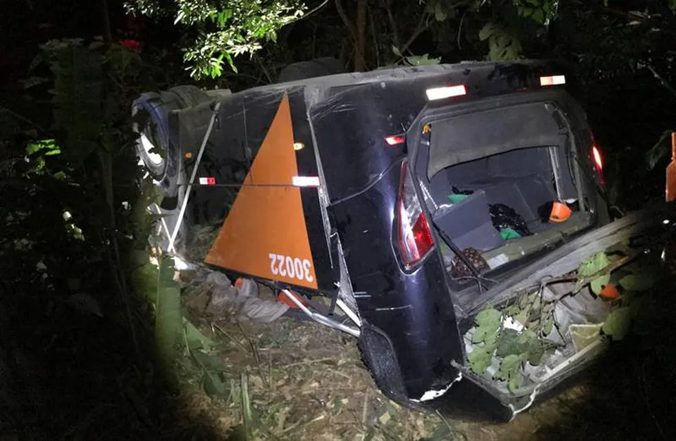 Ônibus com time de futebol cai de ponte e deixa quatro mortos, em Minas Gerais